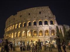 Włochy: Koloseum podświetlone w Międzynarodowym Dniu Pamięci o Ofiarach Holokaustu