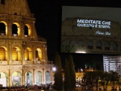 Światło pamięci na Koloseum. Rzym oddał hołd ofiarom Holokaustu