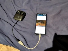 Uruchomił grę Doom na słuchawkach. Tak, to naprawdę działa