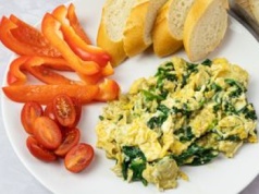 Żadna cebula czy boczek. Najzdrowszy dodatek do jajecznicy znajdziesz na dziale z warzywami