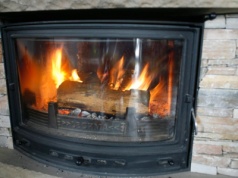 Drogi opał daje się we znaki. Właściciele kominków sięgają po inną opcję. Niewielu bierze ją pod uwagę