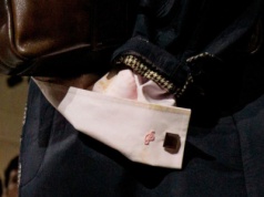 Brudna koszula tylko do kosza? Prada przekonuje, że 