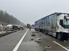Zderzenie ciężarówki z busem na autostradzie A4