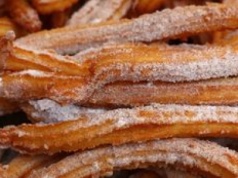 Karnawałowe chrupiące paluszki na słodko. Jedna przyprawa doda im smaku i aromatu