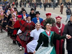 Polonez dla Fredry na wrocławskim Rynku. Zobaczcie zdjęcia i filmy