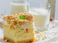 Puszysty sernik z chrupiącą kruszonką. Ten sposób sprawia, że rośnie idealnie