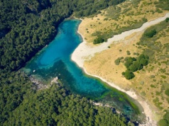 Jezioro czyste jak łza, ale pływanie w nim jest zakazane. "Okaż szacunek, nie dotykając wody"