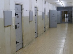 Sąd przedłużył areszt dla rolnika, który rozlał gnojowicę pod domem ministra. Jest ojcem trójki małych dzieci i jedynym żywicielem rodziny