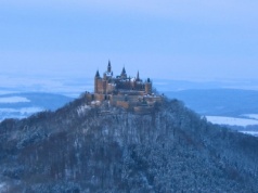 Majestatyczna twierdza położona na szczycie góry. Można stąd dostrzec Alpy