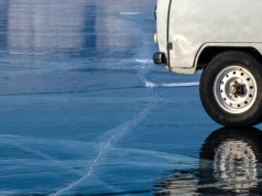 Wjechali SUV-em na najgłębsze jezioro świata. Jedna osoba nie żyje