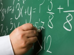 Nauczyciele na wcześniejszych emeryturach. ZUS ujawnił, ile pieniędzy przelewa na konta