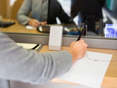 Radykalne kroki bankowego giganta. Zamkną 100 oddziałów