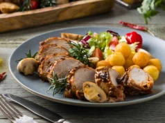 Polędwica w rozmarynie i czosnku. Prosty obiad, który pachnie jak z restauracji