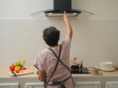 Okap hałasuje, a dym stoi w kuchni? Oto 7 powodów i szybkie naprawy