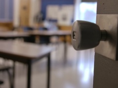 Nauczyciel miał szarpać i wyzywać 12-latka na oczach uczniów. "Wyp*** z klasy" – relacjonuje matka