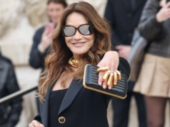 Jej stylizacja rozbiła bank. Carla Bruni skradła show w Paryżu