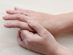 Dodaję do zupy, a resztę mieszam z cytryną i smaruję dłonie. Przebarwienia znikają