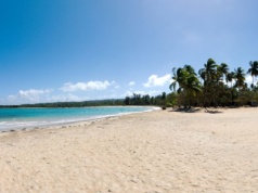 Turyści zostawiają śnieg i lecą szukać ciepła. My marzniemy w kurtce, oni relaksują się na plaży