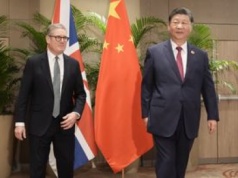 Kłaniają się Xi Jinpingowi w Pekinie. Ekspert o Brytyjczykach: kompletna naiwność