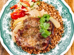 Karkówka pieczona w plastrach z cebulą