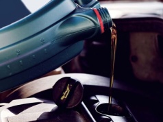 Oleje silnikowe – jak wybrać właściwe rozwiązanie dla długiej i bezproblemowej pracy silnika?