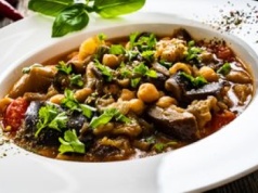 Włoski gulasz podaję z mięciutkim pieczywem. Do gara dorzucam jedno warzywo i od razu jest smaczniejszy