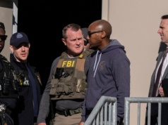 Akcja agentów FBI, weszli do biura wyborczego. W tle słowa Donalda Trumpa