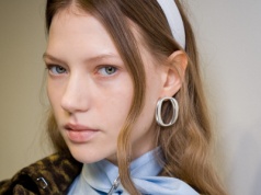 Płatki, serum i rozświetlający krem. Jako redaktorka beauty wskazuję 3 niezawodne kosmetyki pod oczy na cienie i mikrozmarszczki