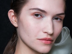 Błękitny krem "na dzień dobry" z kombu niweluje papierowe zmarszczki. Nawilża tak, że zapominam o serum