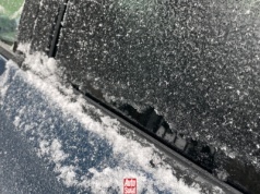 Lód skuł samochód. Radzimy, jak otworzyć przymarznięte drzwi i ich nie uszkodzić