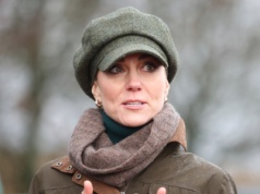 Takiej publicznie jej jeszcze nie widzieli. Patrzyli z zaciekawieniem