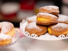 Pączki nie muszą ociekać tłuszczem. Przygotuj w ten sposób, a każdy z chęcią po nie sięgnie