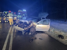 Wypadek w Hutkowie. Trzy osoby poszkodowane, droga zablokowana przez kilka godzin
