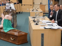 Minister rolnictwa w Siedlcach. Na spotkanie rolnicy przynieśli klatkę na świnie i trumnę