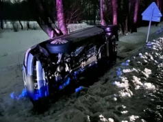 Opel wpadł do rowu i wywrócił się na bok. Kierowca i pasażer byli pijani