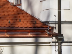 Remont oficyny w Natolinie. Dworek z odrestaurowanym dachem