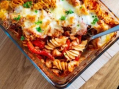 Na piątek często robię tę zapiekankę. Wszystko wrzucam do naczynia, zalewam sosem i piekę