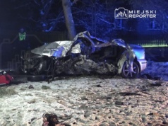 Ucieczka przed policją zakończona śmiertelnym wypadkiem. 21-latek rozbił się na drzewach i ogrodzeniu. Miał sądowy zakaz prowadzenia wszelkich pojazdów