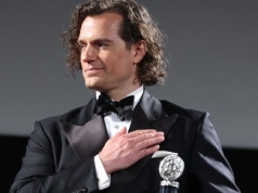 Henry Cavill w nowej wersji kultowego filmu. Mamy pierwsze kadry z planu "Nieśmiertelnego"