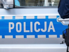 Incydent z bronią na komendzie policji. Wcześniej postrzelono z niej dwulatkę