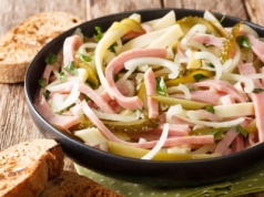 Ta sałatka znika ze stołu w kilka minut. Błyskawiczny przepis na weekend