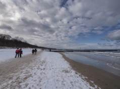 Ferie zimowe 2026. Polacy coraz chętniej wybierają mniejsze miejscowości i wyjazdy nad morze