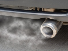 Woda z rury wydechowej. Kiedy to normalne, a kiedy jechać do mechanika?