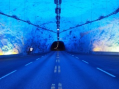 Tunel, który ma 24,5 km i kolorowe komory. Znajduje się w Europie, biegnie głęboko pod górami