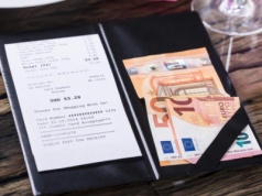 W tych krajach napiwek to obowiązek. Lepiej sprawdź przed wyjazdem