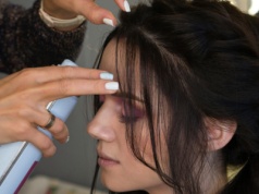 Wraca hit lat 20., z którego kiedyś się śmialiśmy. Wszyscy będą nosić "kiss curl" na czole