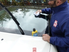 Rozwiązujemy odwieczny dylemat kierowców. Czy warto podnosić wycieraczki na noc?