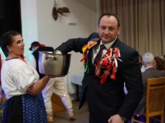 Bal Gorolski pod Godulóm. W Ligotce Kameralnej bawiono się w strojach ludowych