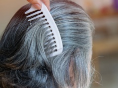 Ten trik Japonek ma pomóc na siwe włosy. Polki coraz częściej go testują