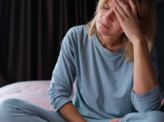 Budzisz się w środku nocy? Winny nie zawsze stres, a częsty błąd w sypialni